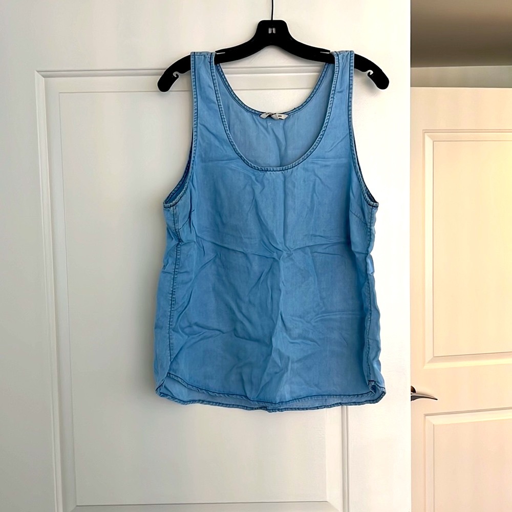 Calvin Klein top. - Picture 7 of 8
